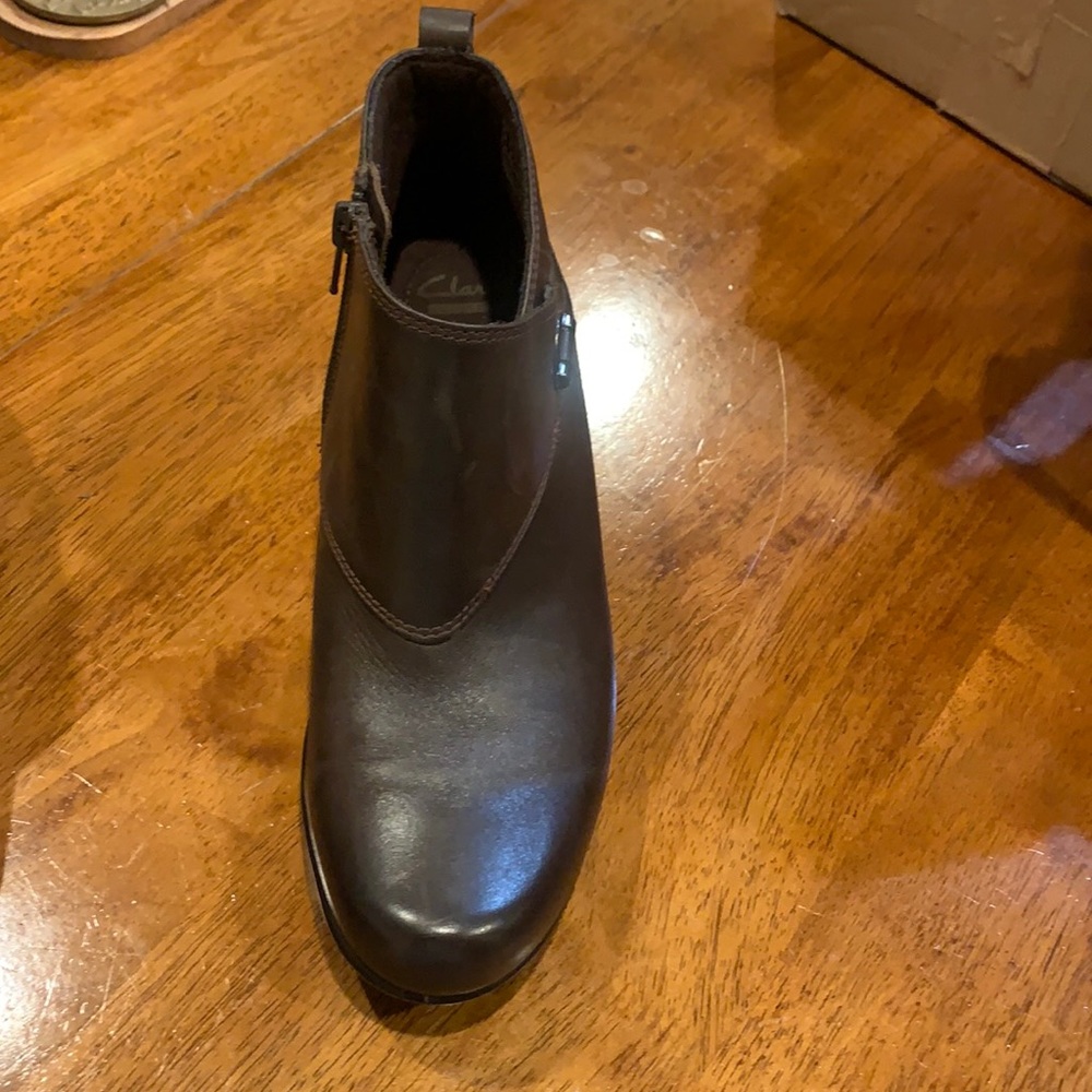 Malia surf bootie by Clark’s leather upper.zipper